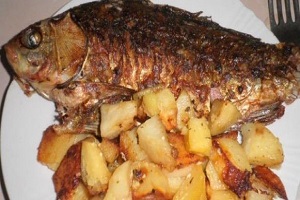Карась в духовке с картошкой