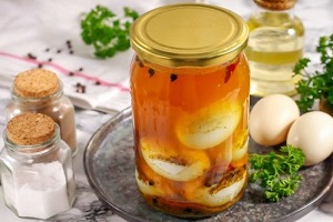 Маринованные яйца в банках