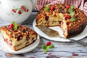 Пирог с малиной и орехами