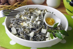 Салат из морской капусты с яйцом