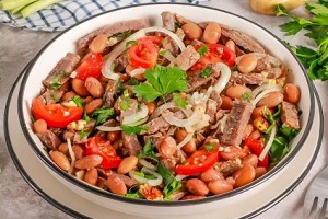 Салат с красной фасолью и говядиной