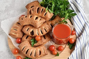 Слойки с фаршем вариант мясных пирожков, которые любят все. Немного хлопот, готовое тесто, полчаса и на столе румяные горячие слойки. Слойки с фаршем прекрасное блюдо, чтобы быстро перекусить, взять на работу или устроить посиделки с кино! Безусловно, прямо из духовки они особенно вкусны. А вот остывшие можно хранить в холодильнике и легко разогреть в нужный момент. Ингредиенты: Тесто слоеное, дрожжевое или нет по выбору — 500 Грамм Фарш — 400 Грамм Лук — 1 Штука Морковь — 1 Штук Укроп — 1/2 Пучка Зеленый лук — 1 Пучок Масло растительное — 1 Ст. ложка Соль — По вкусу Перец — По вкусу Приготовление: Шаг 1. Поджарьте фарш в разогретой с маслом сковороде. Помешивайте и разбивайте комочки. Шаг 2. Добавьте лук и тертую на крупной терке морковь. Жарьте до мягкости и румянца. Шаг 3. Посолите и поперчите. Перемешайте и остудите. Шаг 4. Добавьте свежую измельченную зелень и еще раз перемешайте. Начинка готова. Шаг 5. Тесто разморозьте и слегка раскатайте в одном направлении. Нарежьте на квадраты. Шаг 6. Разложите начинку с одной стороны. С другой стороны сделайте несколько надрезов. Шаг 7. Накройте начинку тестом и закрепите края. Пройдитесь по краю вилкой для красоты и прочности. Шаг 8. Если у вас тесто дрожжевое, дайте расстойку минут 20, накрыв пленкой. При желании смажьте верх яйцом. Шаг 9. Выпекайте в разогретой до 180 градусов духовке минут 15, до румяной корочки. Шаг 10. Подавайте горячими, с кетчупом, томатным соком или любимыми напитками. Приятного аппетита!