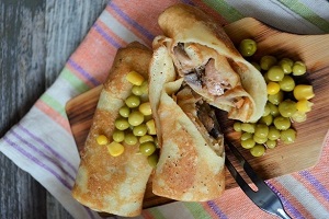 Дрожжевые блины с курицей и шампиньонами