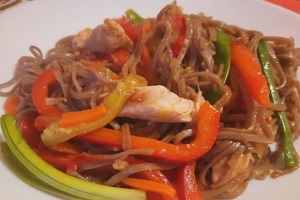 Лапша удон с мясом овощами и имбирем
