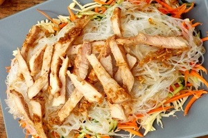 Овощной салат с фунчозой и корейкой-гриль