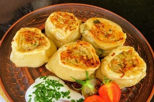 Рулетики из теста с фаршем