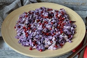 Салат из краснокочанной капусты с курицей
