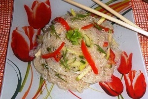 Салат с фунчозой