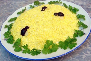 Салат с копченой курицей и чесноком