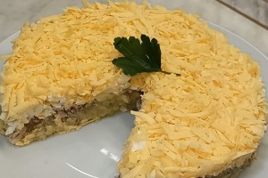Салат с рыбными консервами и сыром