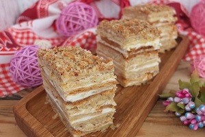 Слоеные пирожные с карамелью и орехами