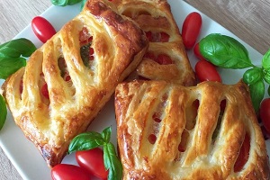Слойка с мясом и помидором Черри
