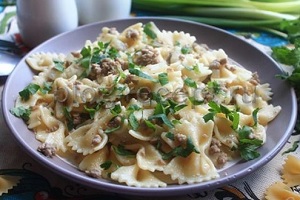 Фарфалле с фаршем и творожным сыром