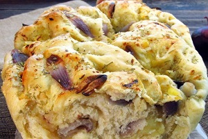 Фокачча с картошкой и красным луком