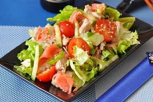 Японский салат с курицей и имбирем