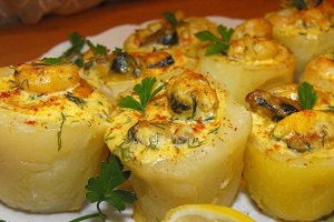Картофельные стаканчики с морепродуктами