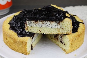 Песочный пирог с творожно-маковой начинкой и вареньем