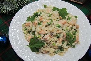 Птитим с кетой и зеленым горошком