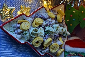 Салат из фасоли и копчёной курицы