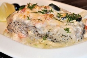 Запеченный макрурус под луковой шапочкой