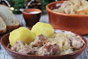 Душенина с капустой и яблоками
