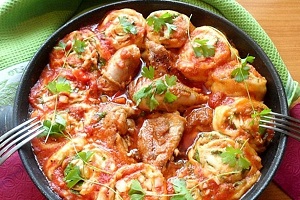 Курица с фаршированными рулетами