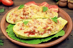 Лодочки с курицей и беконом