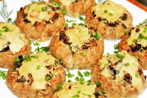 Мясные гнезда с грибами и сыром