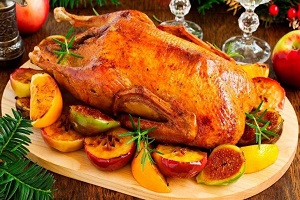 Праздничный гусь фаршированный черносливом и яблоками