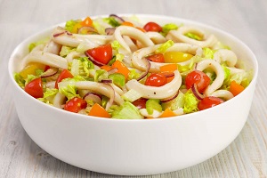 Салат из пряных кальмаров с овощами