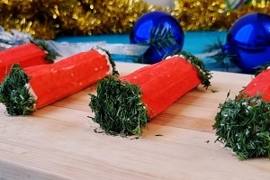 Закуска Новогодние хлопушки из крабовых палочек