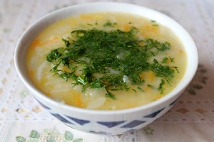 Луковый суп с капустой и лимоном